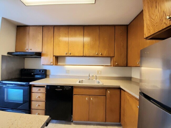 Building Photo - Spacious, sunny Woodlake Condo