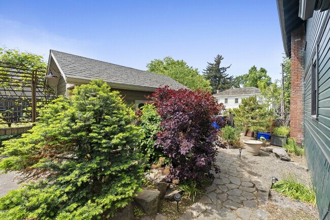 Building Photo - Beautifully Restored 3-Bedroom Home in Historic Section of Oregon City