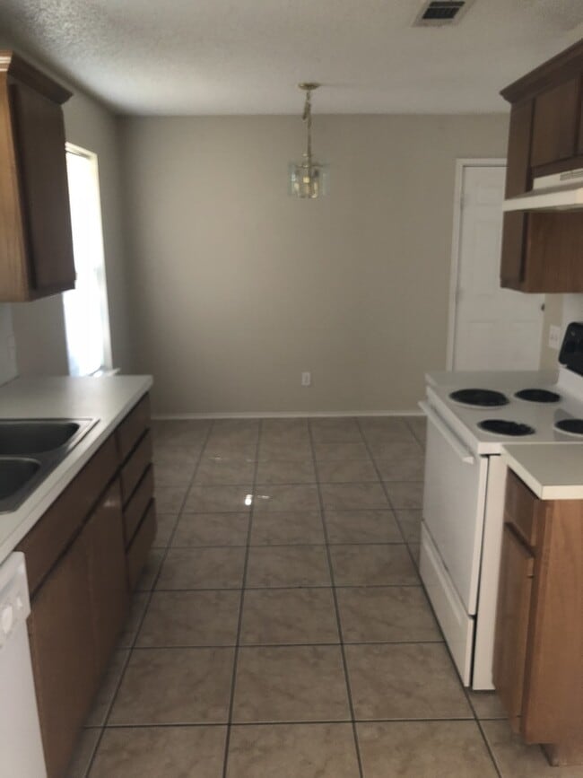 Building Photo - Cute House