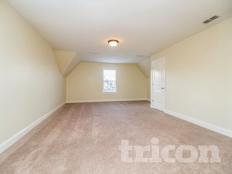 Building Photo - 1527 Dewsbury Dr