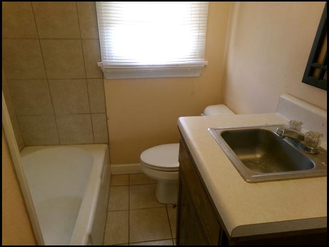 Building Photo - 920 S Elm St