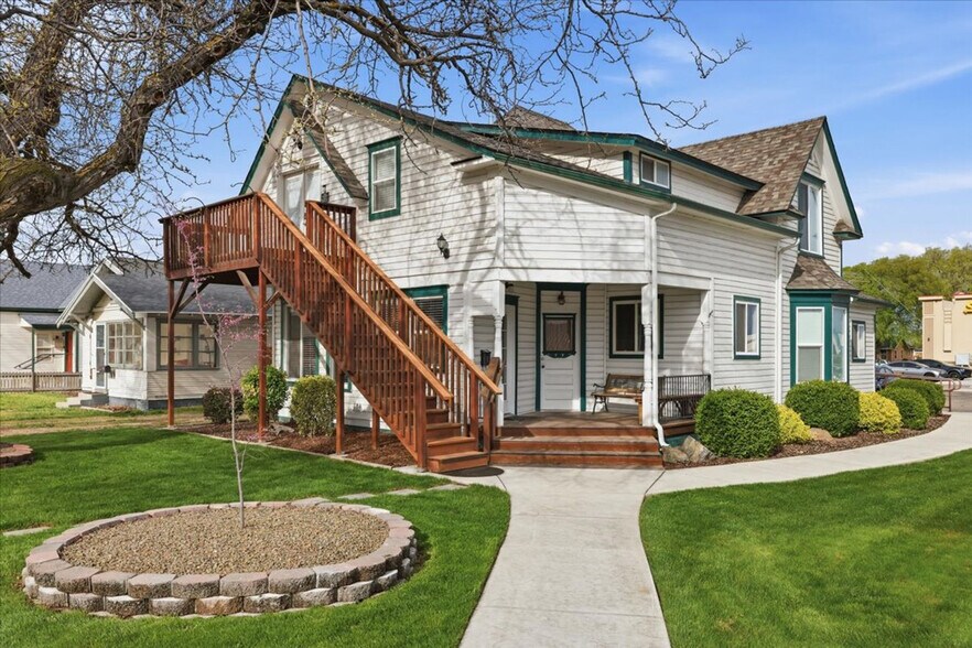 Building Photo - 203 6th Ave S