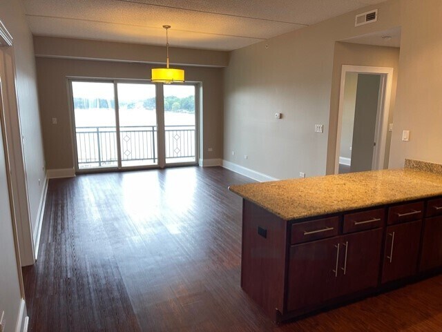 Building Photo - 728 N Diamond Lake Rd