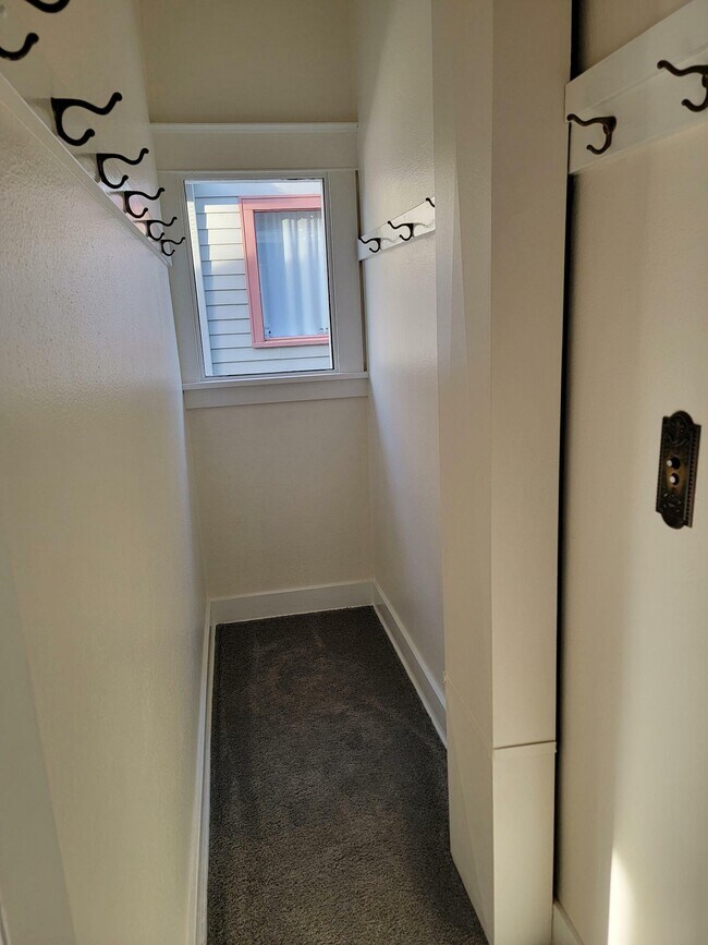 Building Photo - 3709 Hoyt Ave