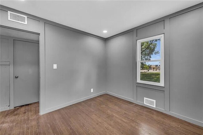 Building Photo - 114 N Emma St