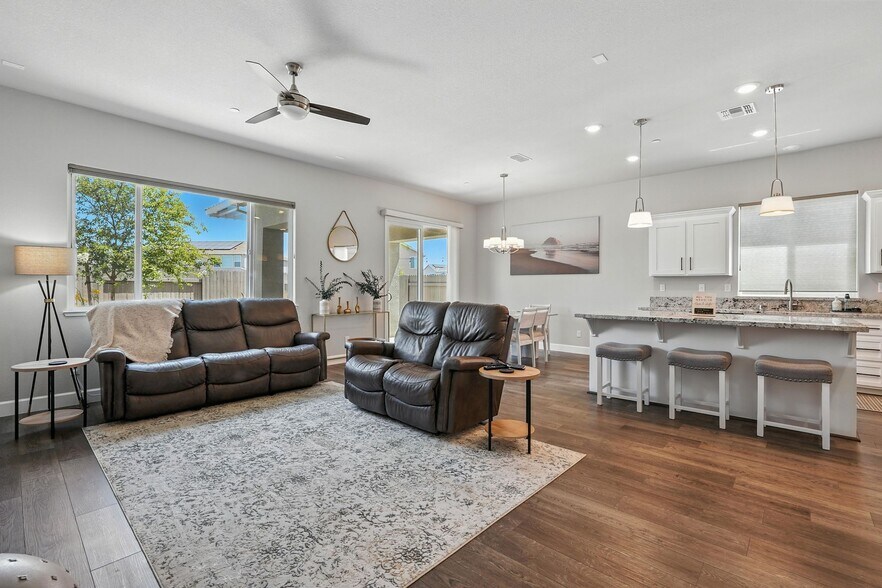 Building Photo - 5049 Cardero Way