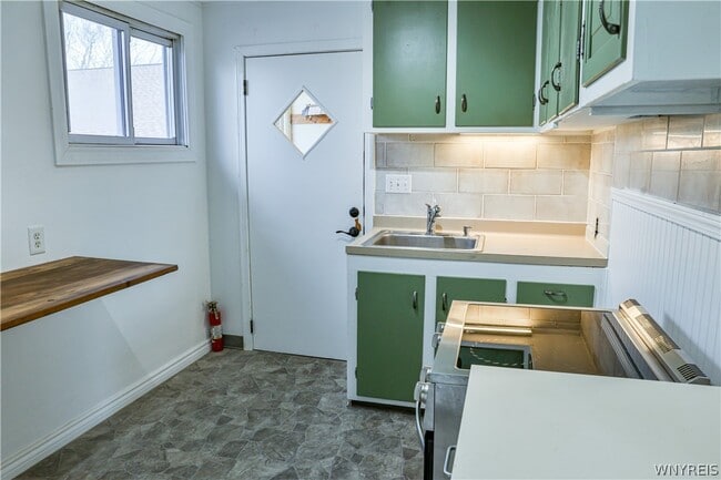 Building Photo - 21 Center St