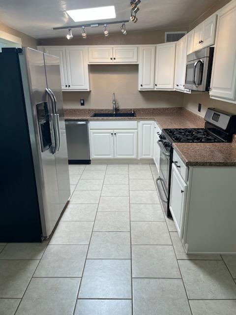 Building Photo - A charming house w/ 3 beds and 1.5 bath