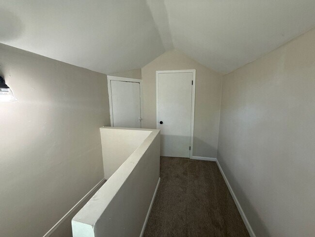 Building Photo - This beautifully updated 3-bedroom, 1-bath...