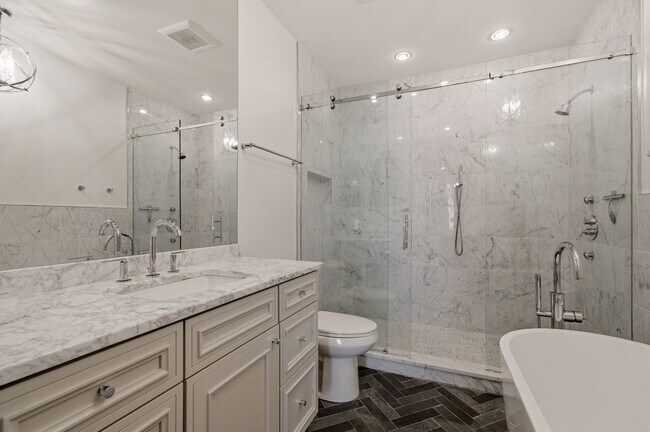 Building Photo - 1340 Kenyon St NW