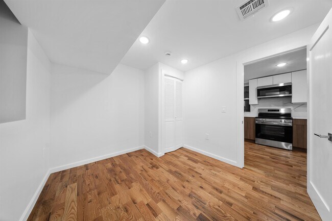 Building Photo - 1111 53rd St