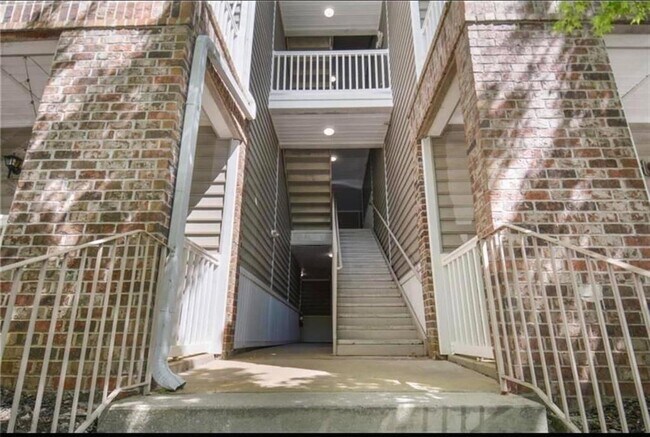 Building Photo - 2700 Pine Tree Rd NE