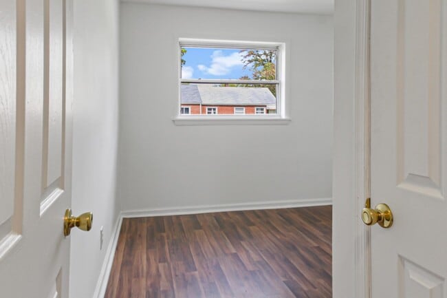 Building Photo - 301 Sheridan Dr