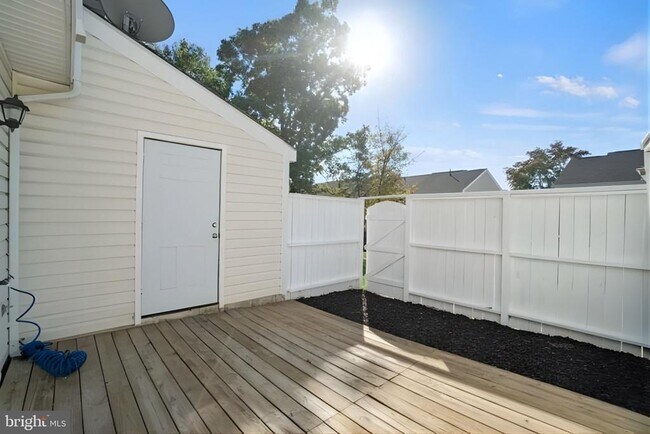 Building Photo - 107 St Charles Square