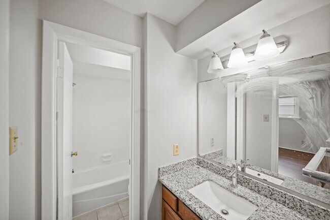 Building Photo - 10814 Sugar Hill Dr