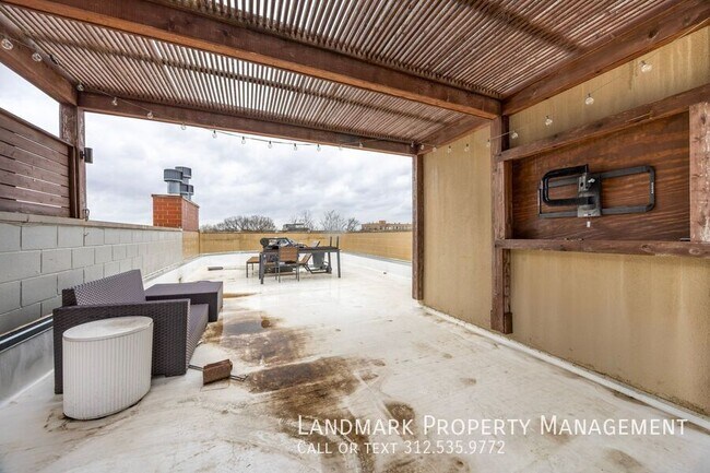 Building Photo - 1755 N Artesian Ave