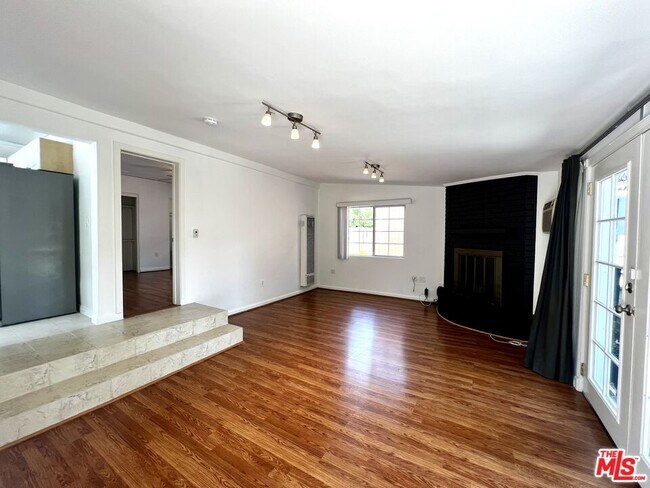 Building Photo - 364 N San Vicente Blvd