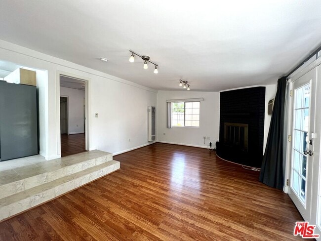 Primary Photo - 364 N San Vicente Blvd