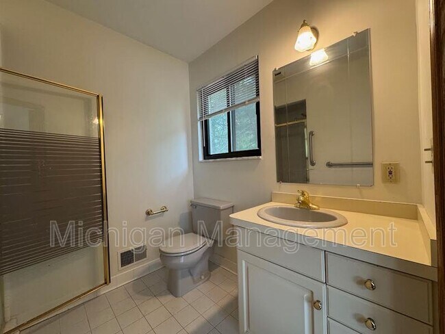 Building Photo - 40250 Pinetree Dr