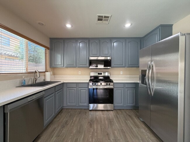 Building Photo - SPACIOUS SINGLE STORY HOME IN SOUTHERN HIGHLANDS WITH NEW KITCHEN APPLIANCES