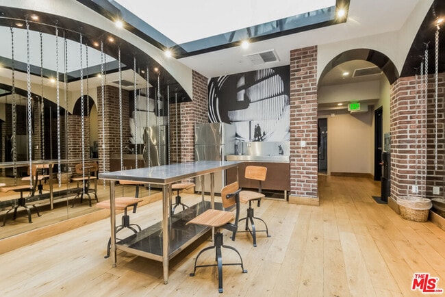 Building Photo - 460 S Spring St