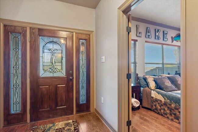 Building Photo - 785 Lake Forest