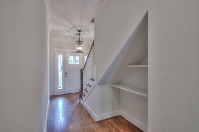 Building Photo - 1319B Pillow St