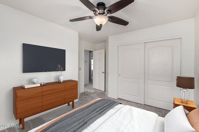 Building Photo - Beautiful 3 bedroom plus den, 2.5 bath hom...