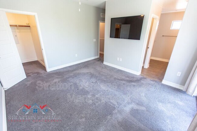 Building Photo - 2821 S Skyline Dr