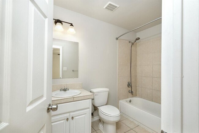 Building Photo - 107 Castleberry Ct