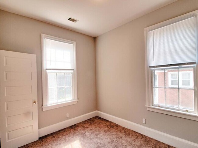 Building Photo - 202 Ellis St