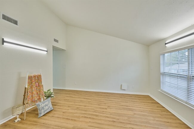 Building Photo - 31 Harbour Row Dr