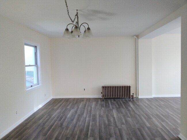 Building Photo - 295 Center St