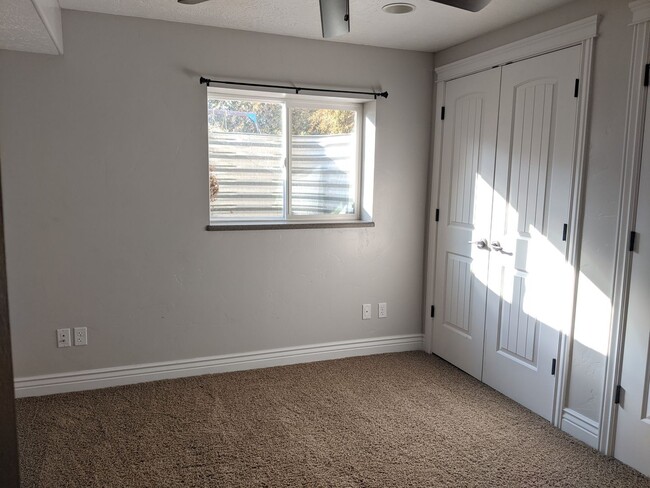 Building Photo - Large and Peaceful Basement Apartment in M...