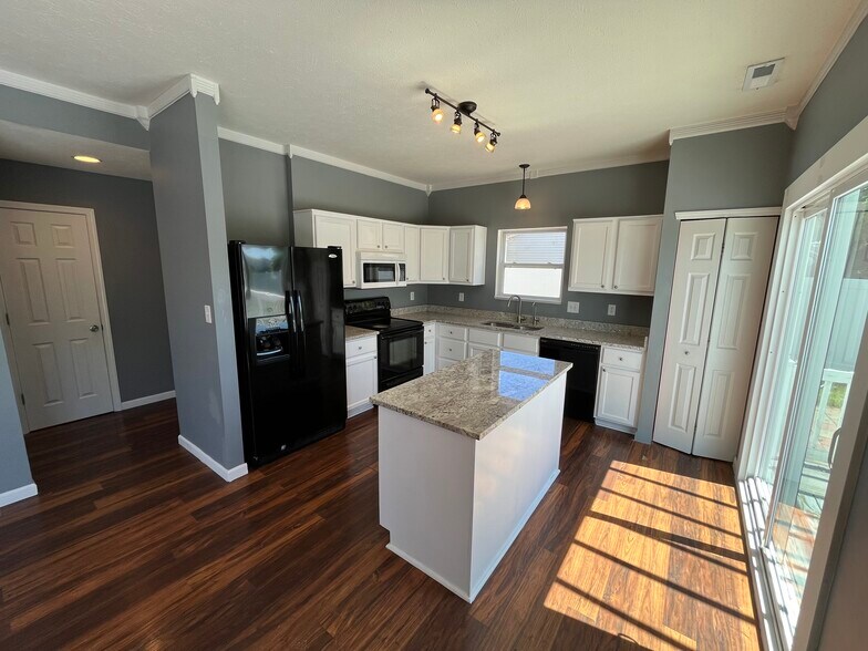 Building Photo - 3873 Crest Point Dr
