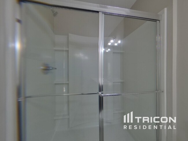 Building Photo - 120 Castlebrook Dr