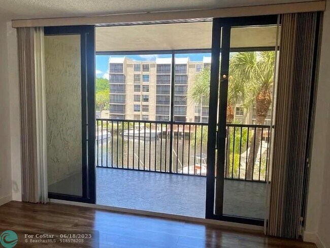 Building Photo - 11 Royal Palm Way