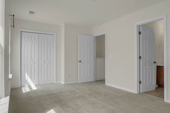 Building Photo - 215 Hemingway Cir