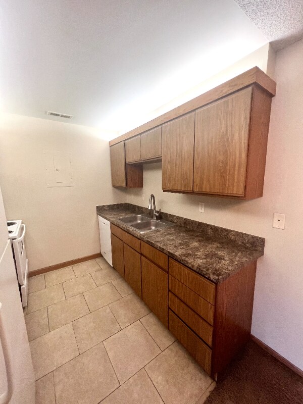 Building Photo - 5120 Emerald Dr