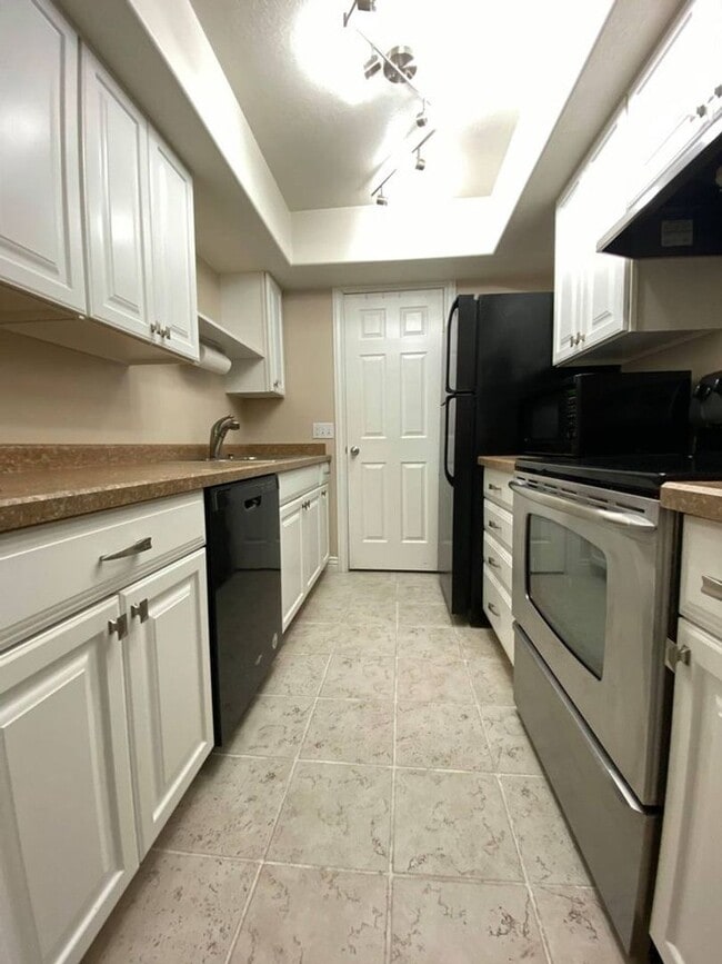 Building Photo - Updated 2 Bd 2 Ba Condo in Sandy