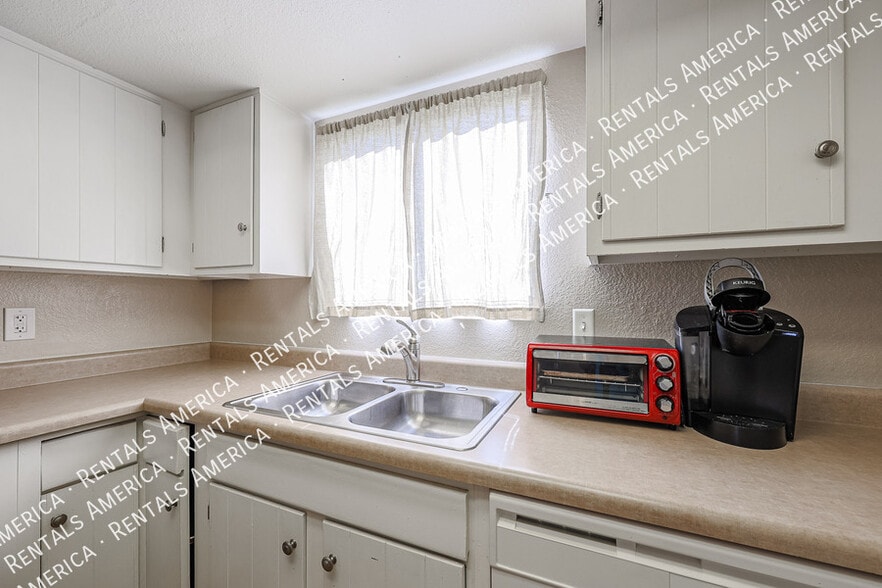 Building Photo - 4555 W Continental Dr