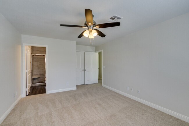 Building Photo - Modern 2 Bed, 2.5 Bath Henderson Townhome
