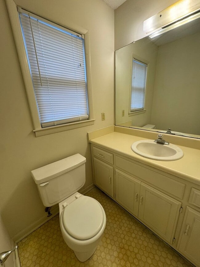 Building Photo - 201 Westbrooke Court #5 (Westbrooke Townhomes)