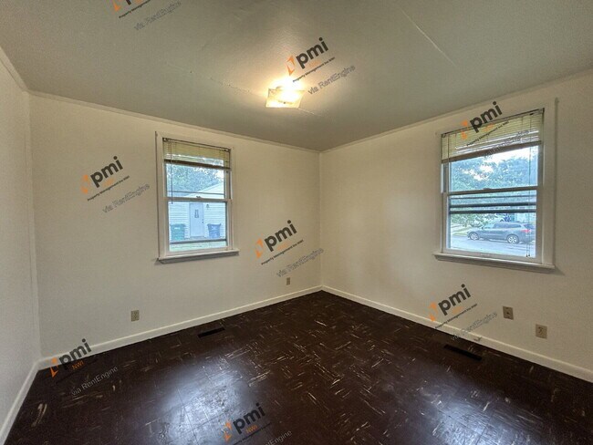 Building Photo - 2915 Oakdale Ave