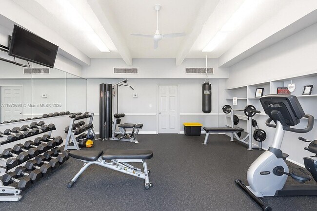 Building Photo - 3301 N Country Club Dr