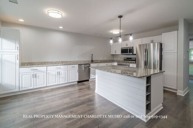 Building Photo - 3BR Townhome - Lake Living in Vineyard Point with Boat Slip Access Near Lake Norman