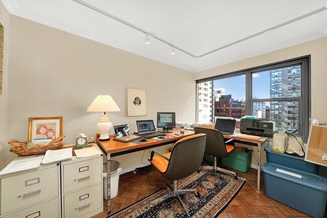 Building Photo - 247 E Chestnut St