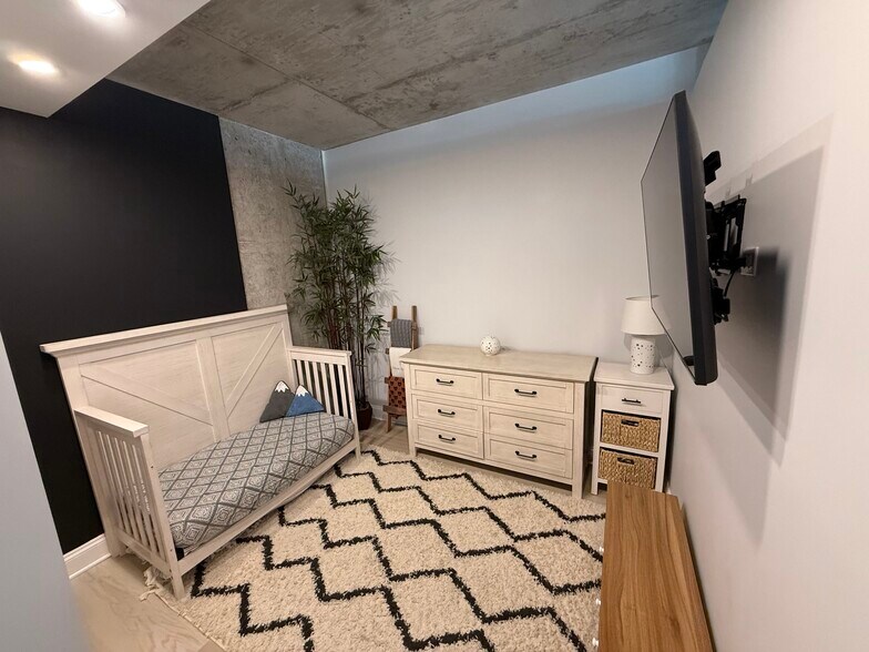 Secondary Bedroom - 659 W Randolph St