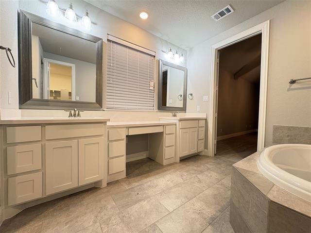 Building Photo - 2300 Offerande Dr