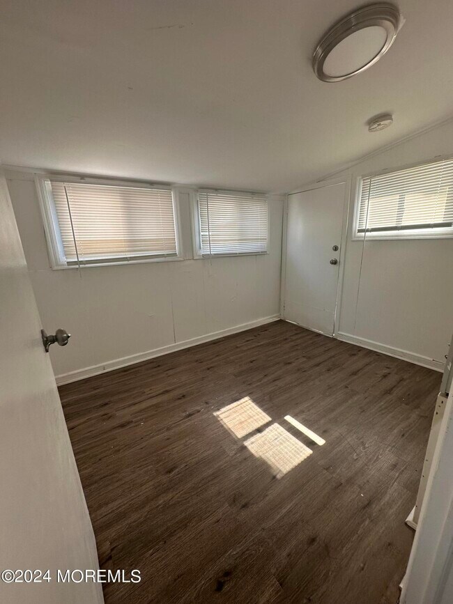 Building Photo - 56 Steiner Ave